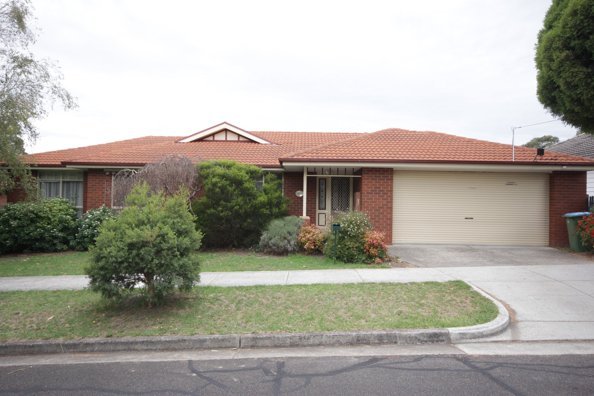 23 Abraham Drive, Croydon image 1