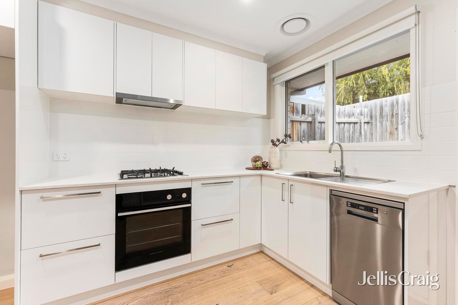 2/3 Barker Street, Cheltenham image 6