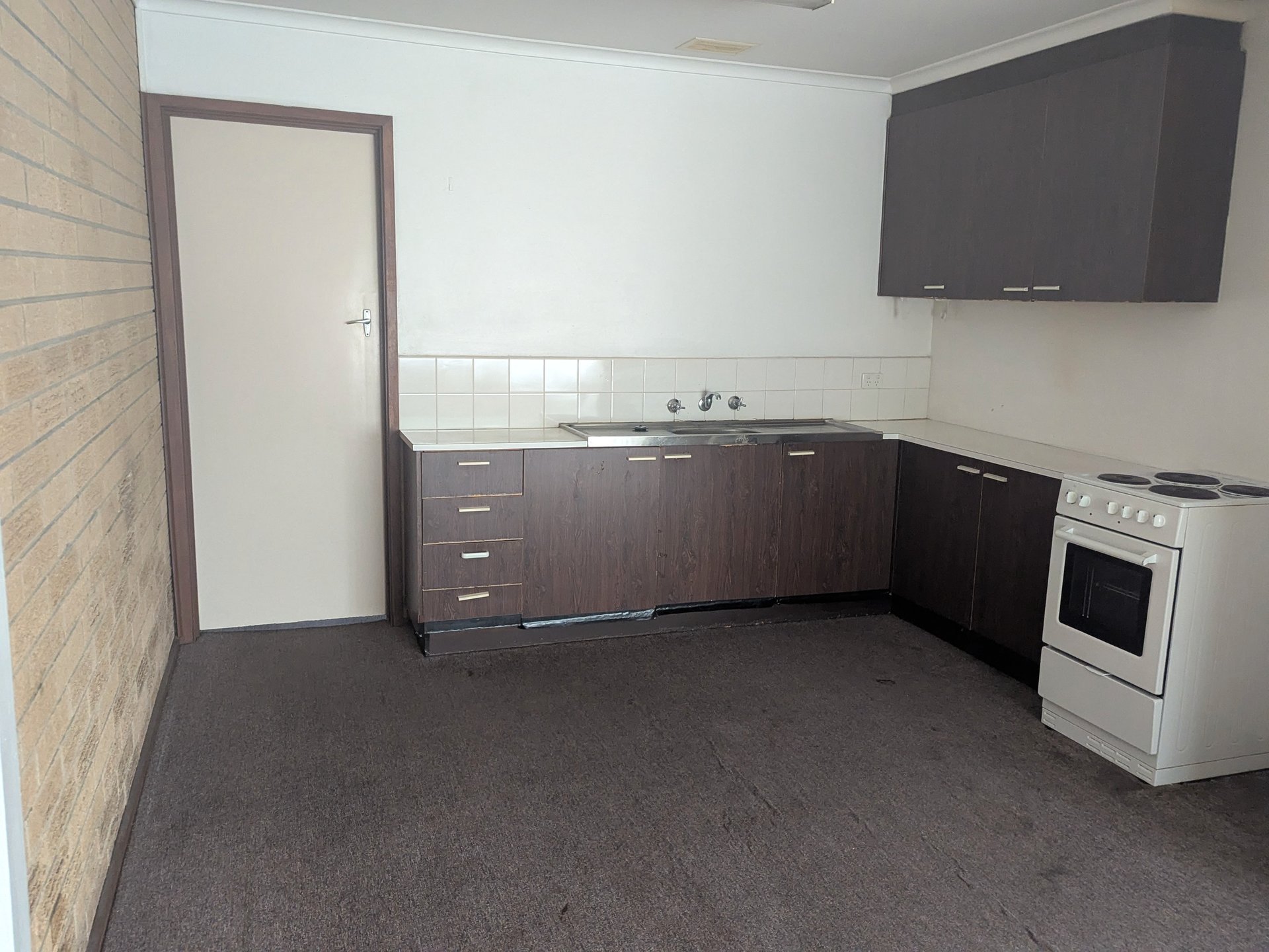 2/3 Bedford Road, Ringwood image 2