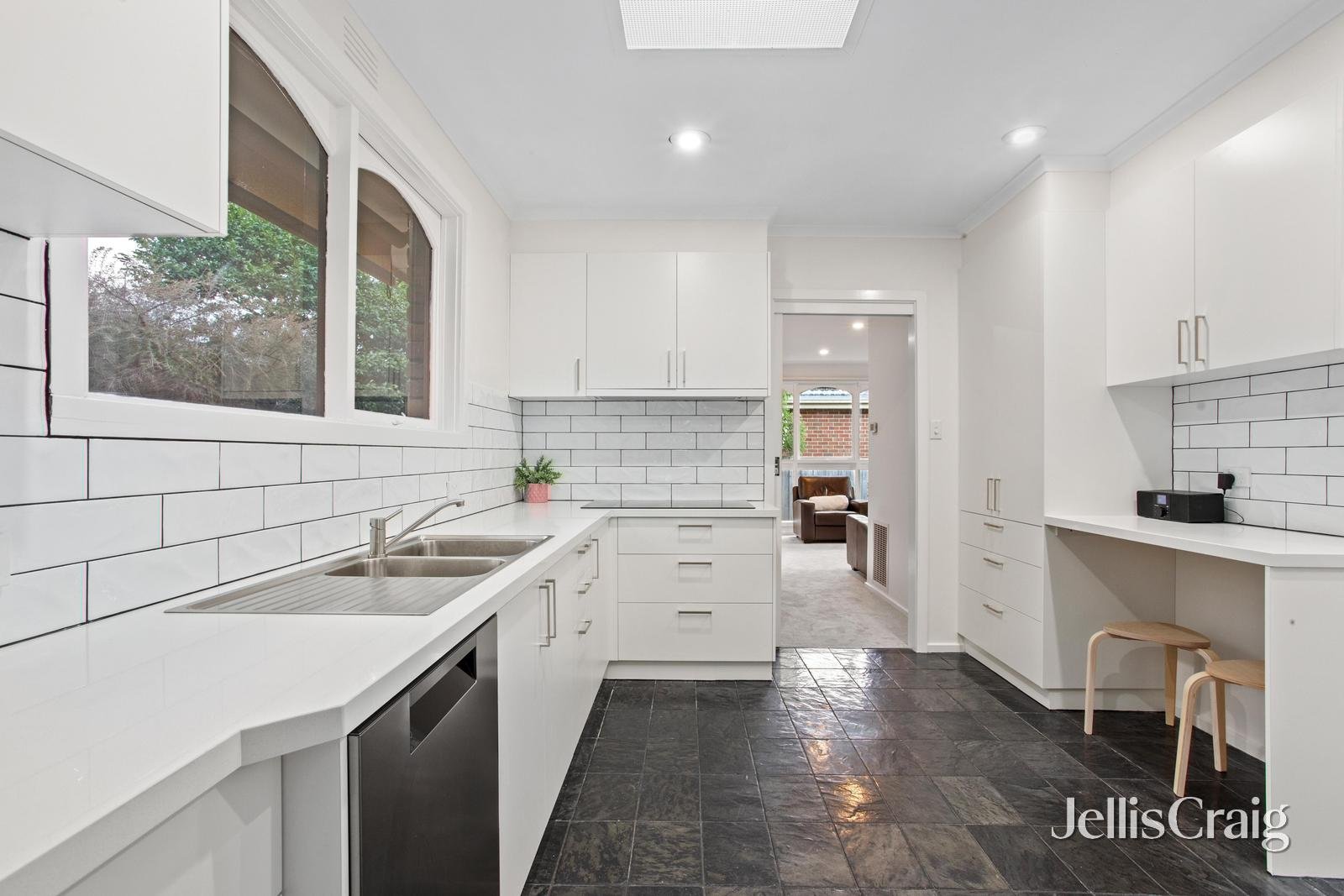 2/3 Compton Street, Glen Waverley image 4