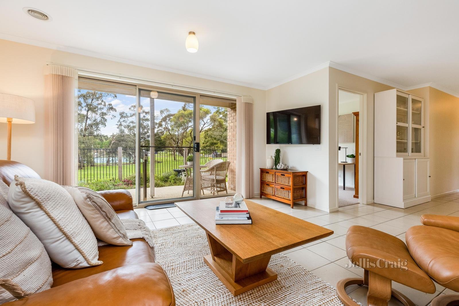 2/3 Earnshaw Street, Woodend image 1