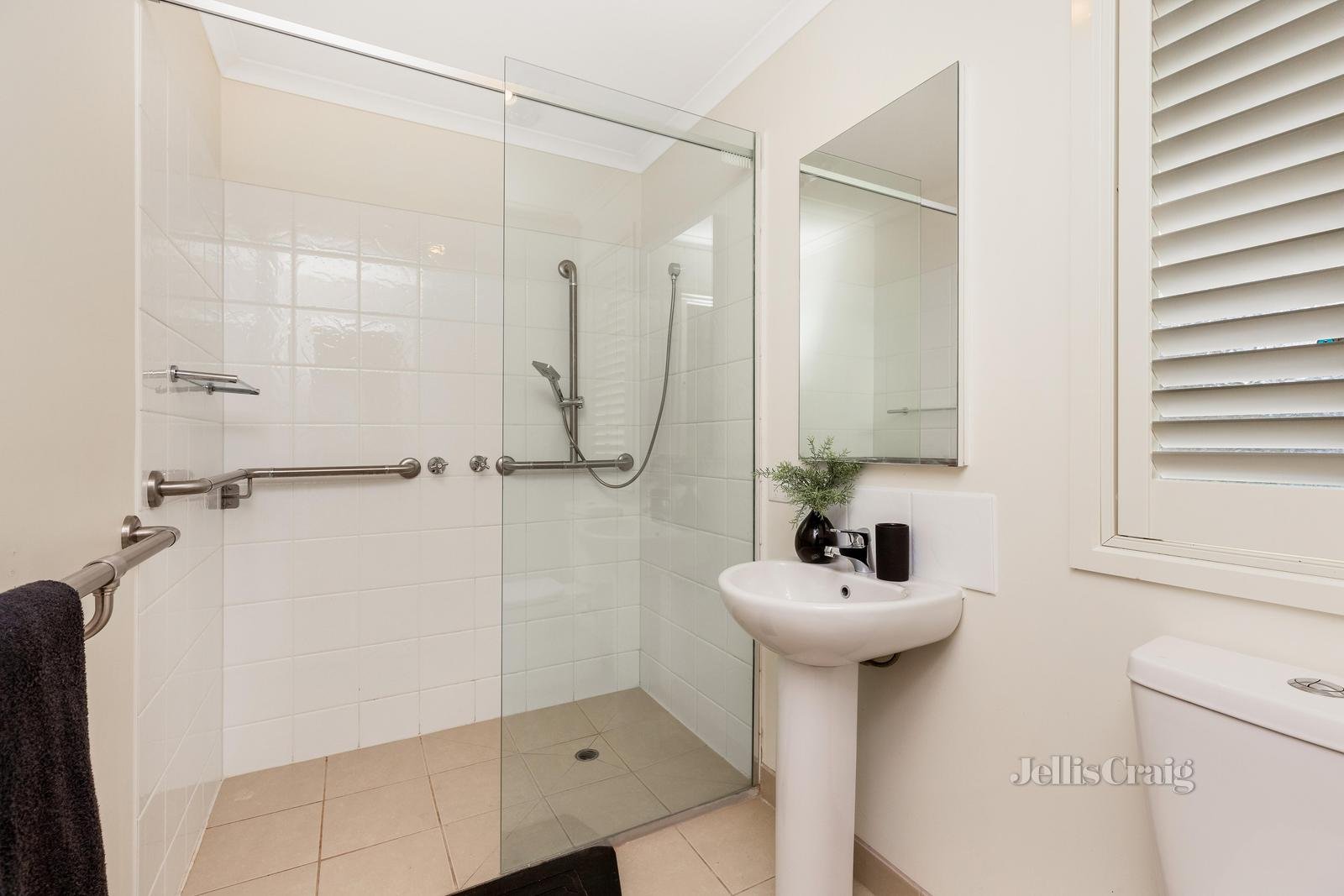 2/3 Earnshaw Street, Woodend image 9