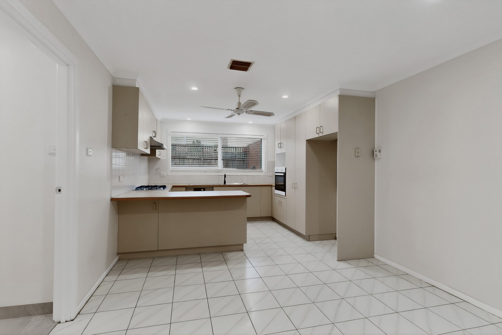 2/3 Exhibition Street, Mckinnon image 3