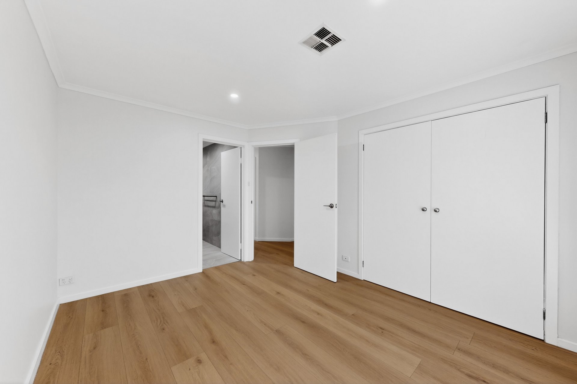 2/3 Exhibition Street, Mckinnon image 6