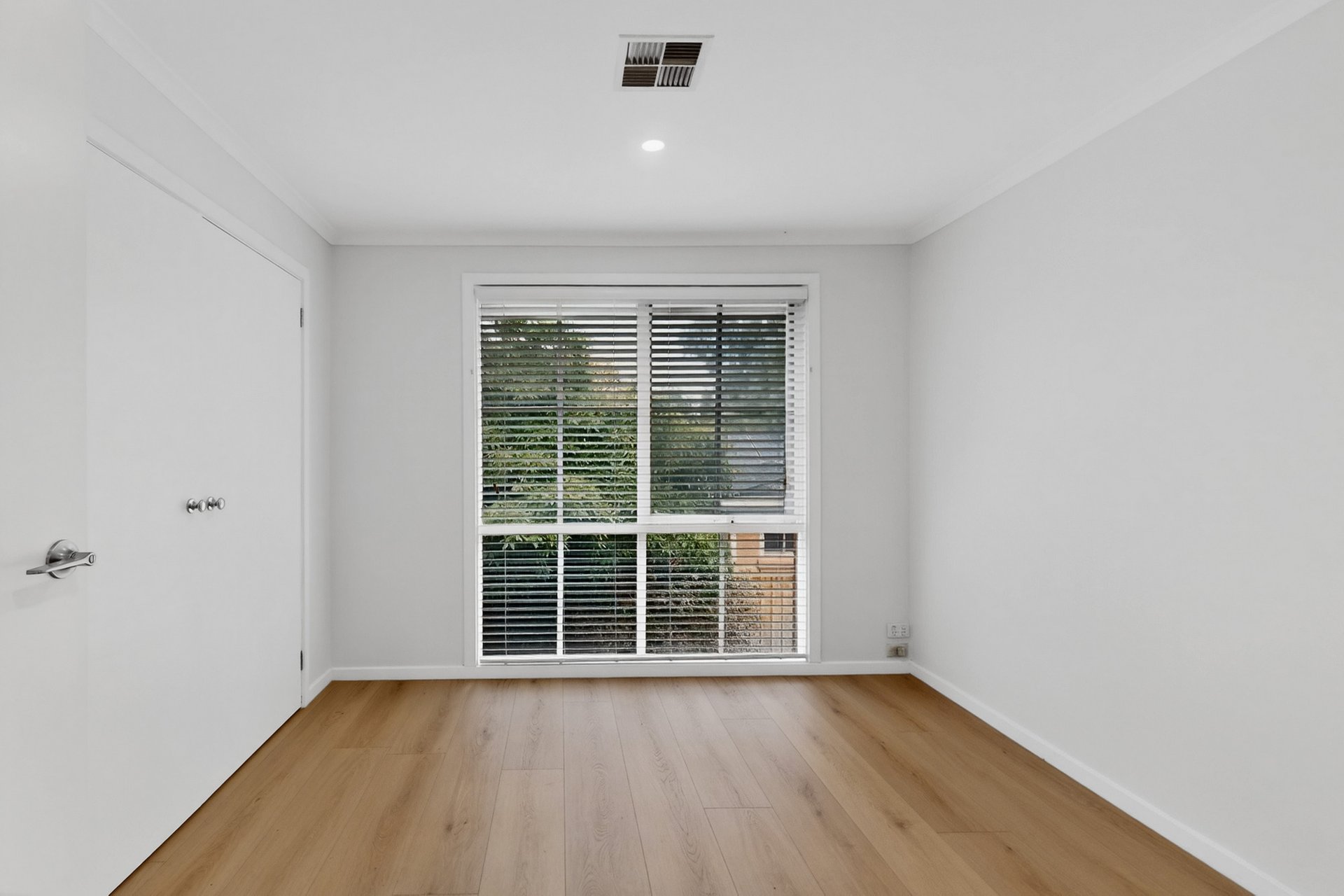 2/3 Exhibition Street, Mckinnon image 9