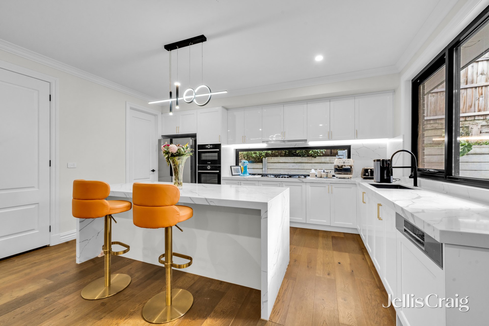 2/3 Forster Road, Mount Waverley image 1