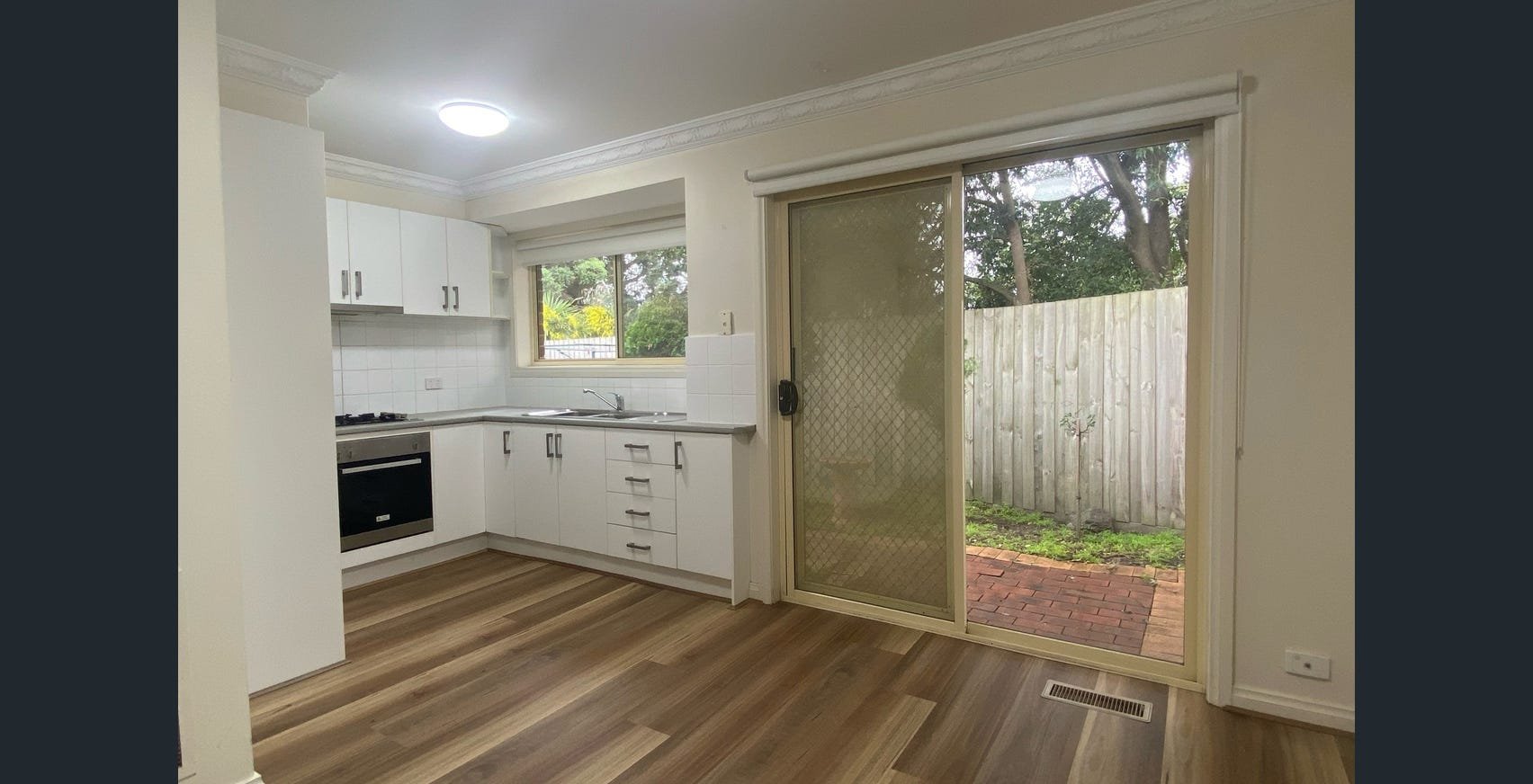 2/3 Glen Road, Glen Waverley image 2