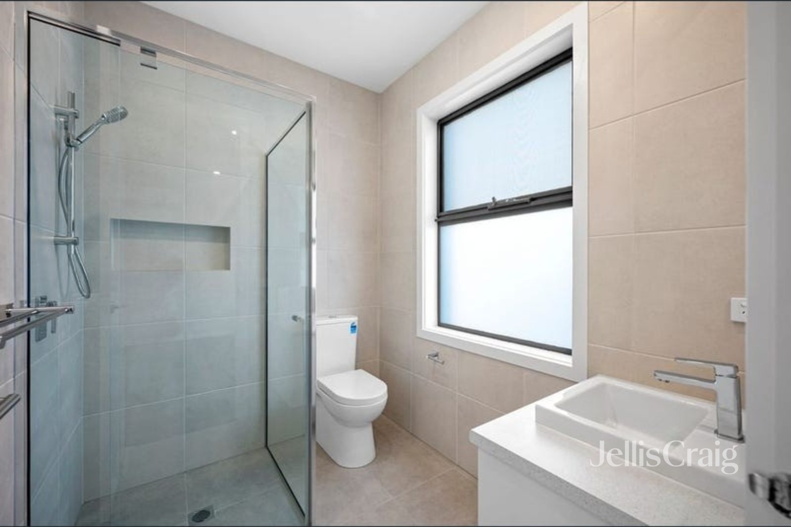 2/3 Greenhill Road, Greensborough image 6