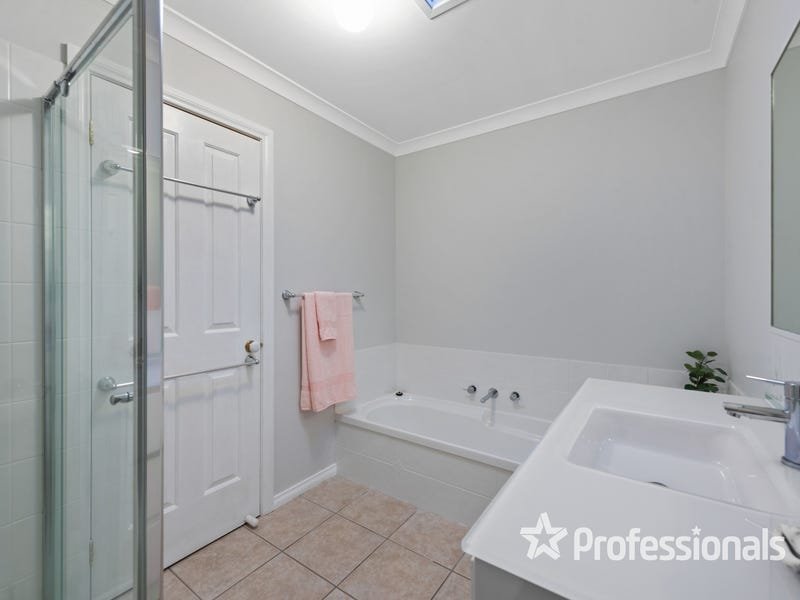 2/3 Halls Parade, Mitcham image 11