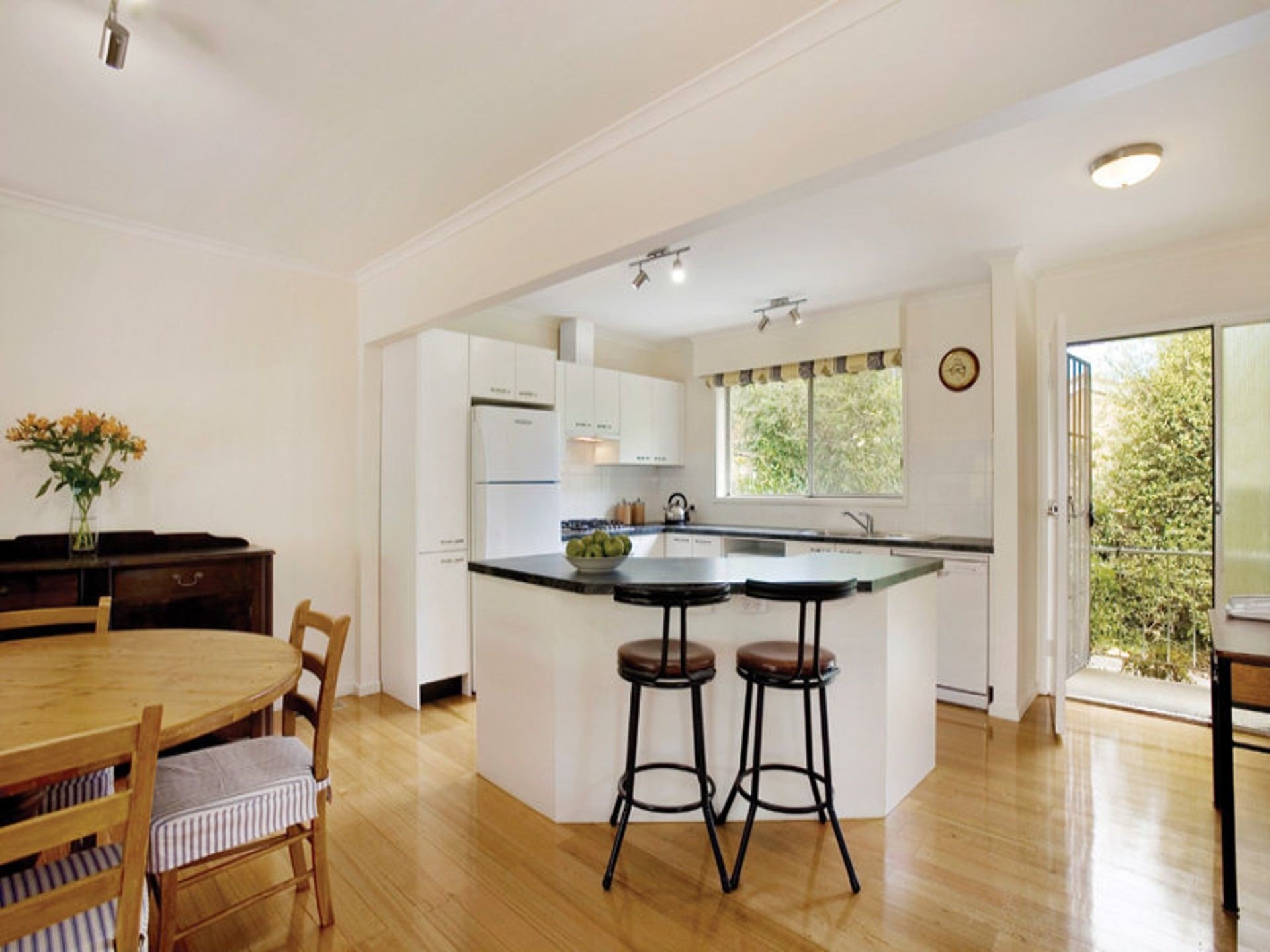 2/3 High Road, Camberwell image 2