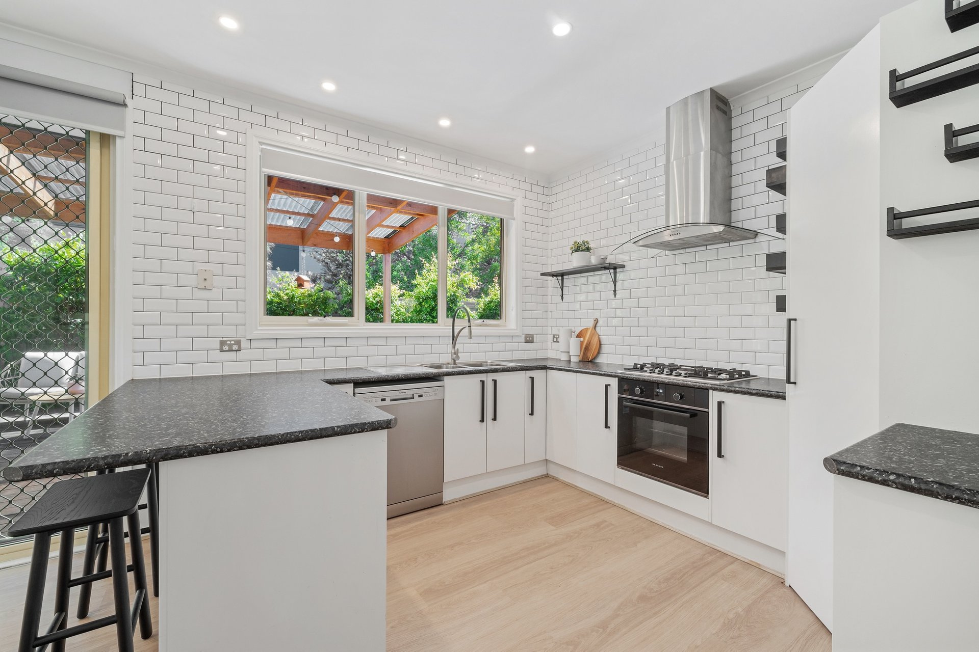 2/3 Monaro Court, Mooroolbark image 4