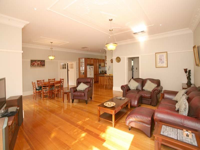 23 Parkside Ave, Box Hill image 2