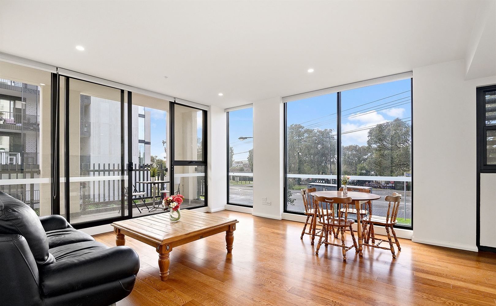 2/3 Red Hill Terrace, Doncaster East image 3