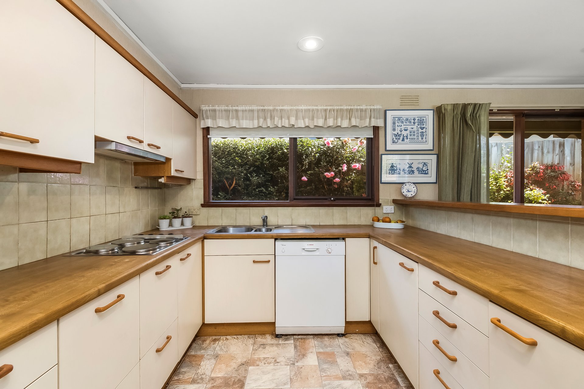 23 Rowitta Drive, Glen Waverley image 3