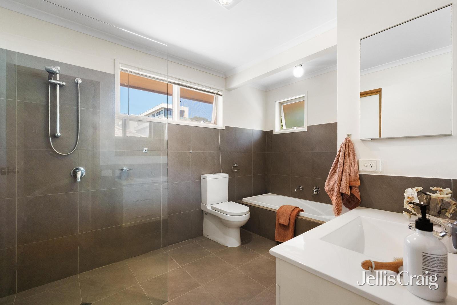 2/3 Station Street, Blackburn image 11