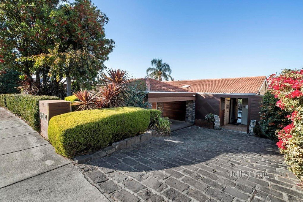 23 Stirling Crescent, Glen&nbsp;Waverley image 2