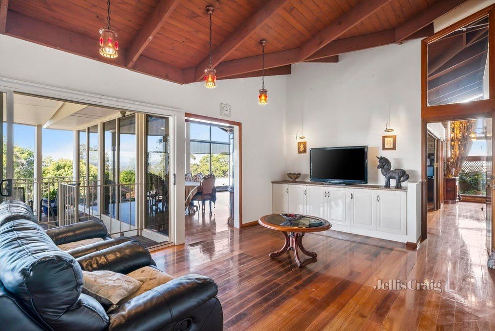 23 Stirling Crescent, Glen&nbsp;Waverley image 2
