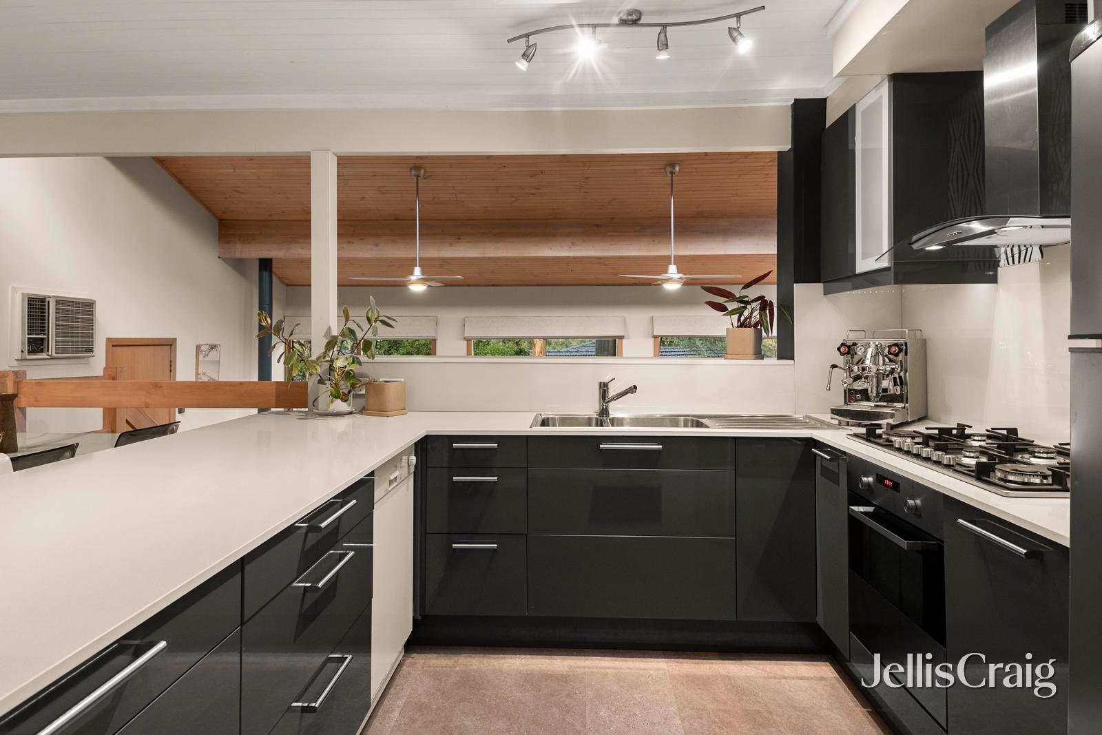 23 Wycliffe Crescent, Eltham image 5