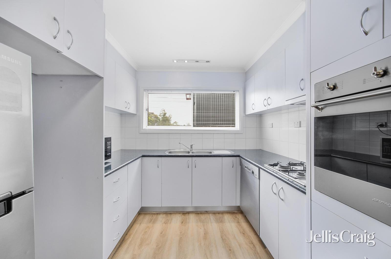 23 Young Street, Golden Point image 3