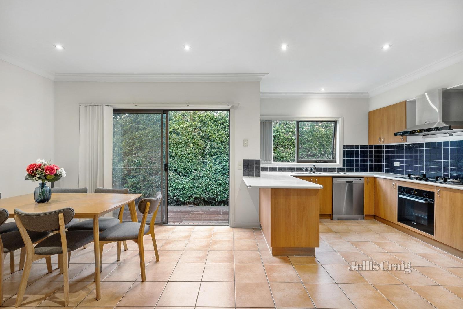 2/30 Castles Road, Bentleigh image 6