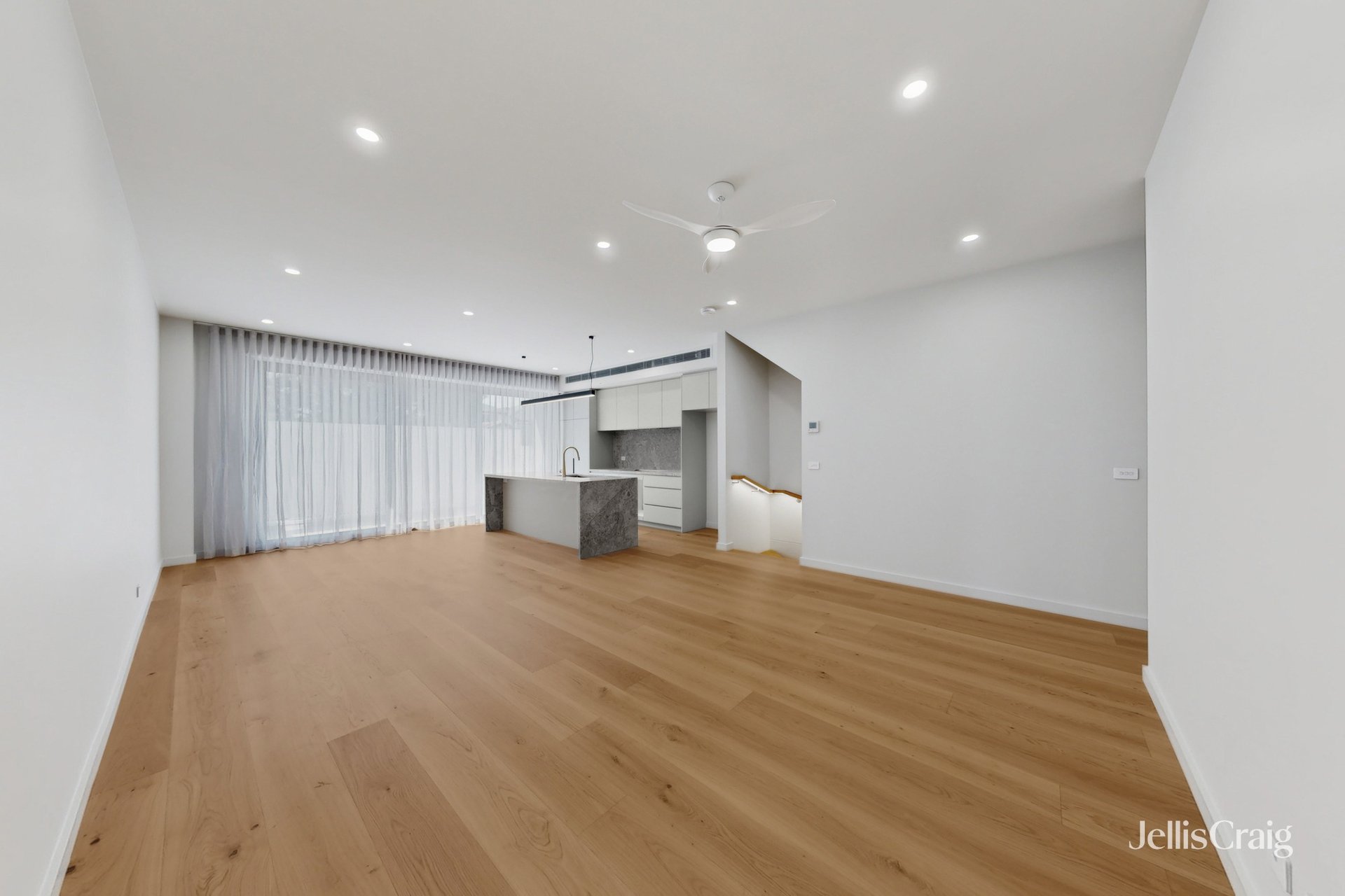 2/30 Whitehorse Road, Blackburn image 3