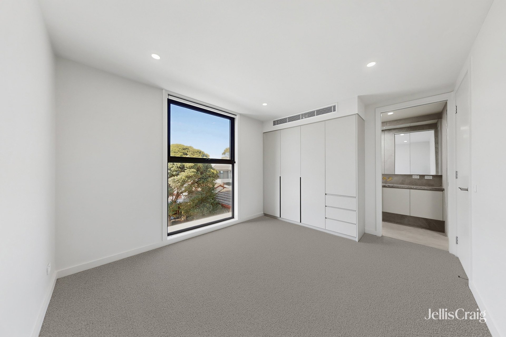 2/30 Whitehorse Road, Blackburn image 5
