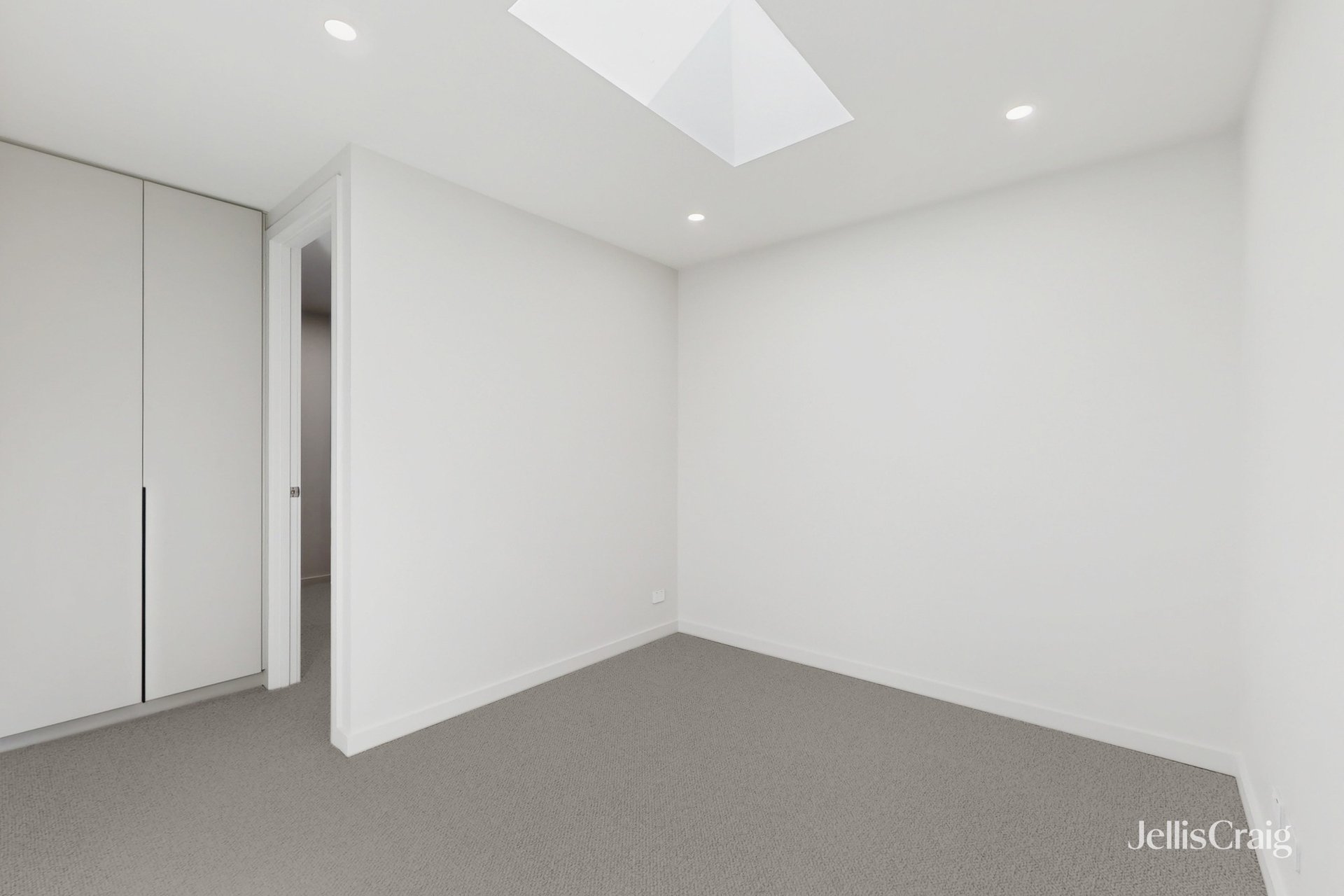 2/30 Whitehorse Road, Blackburn image 6