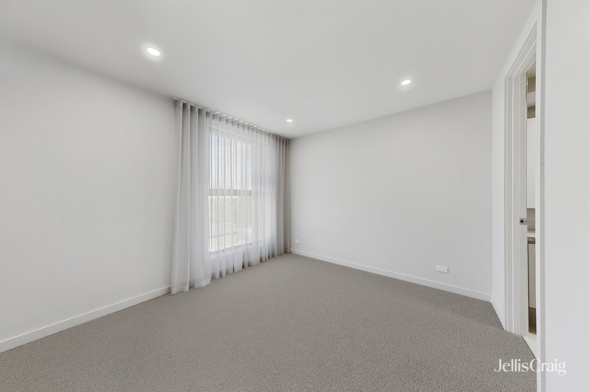 2/30 Whitehorse Road, Blackburn image 7
