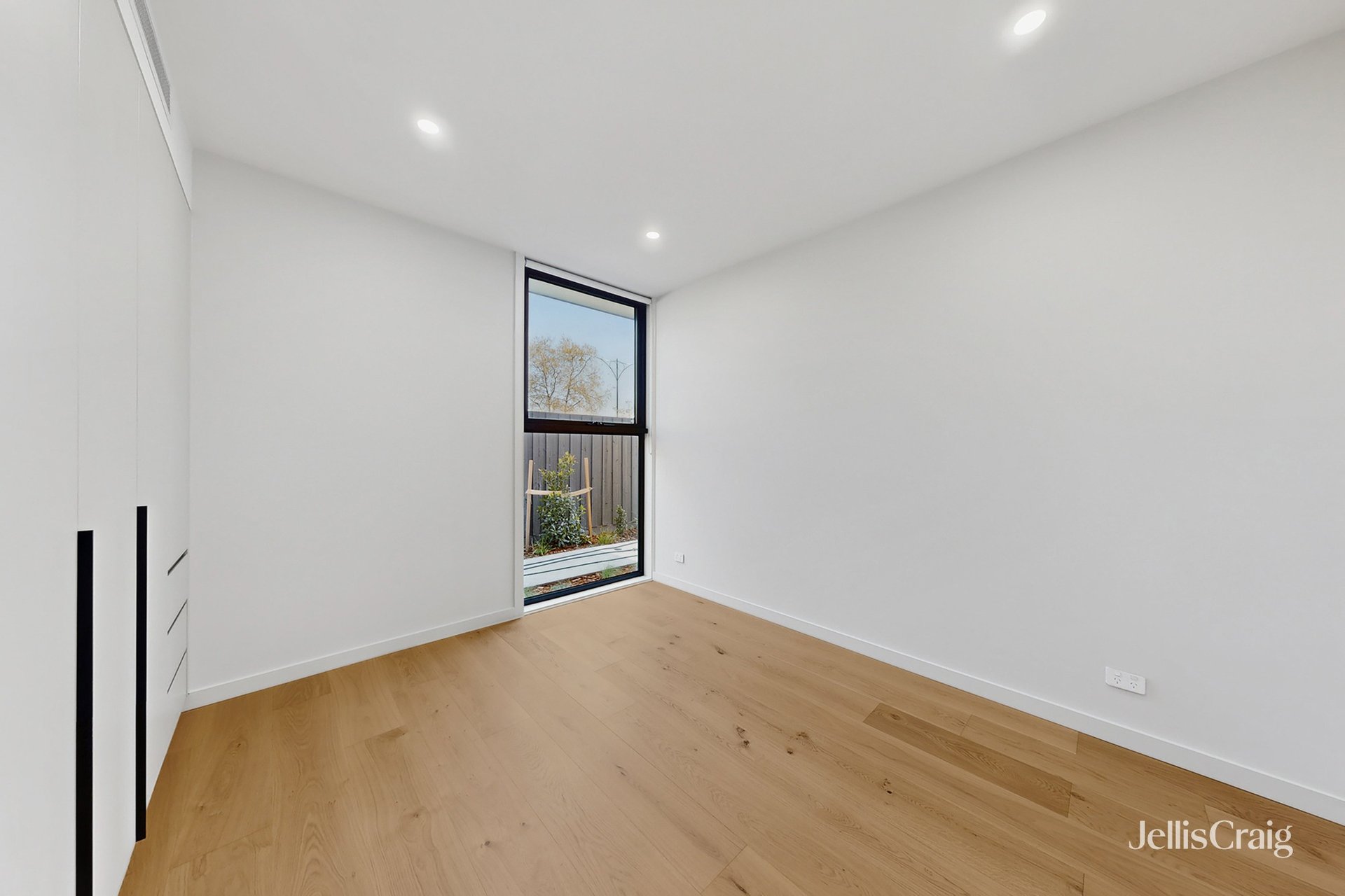 2/30 Whitehorse Road, Blackburn image 9