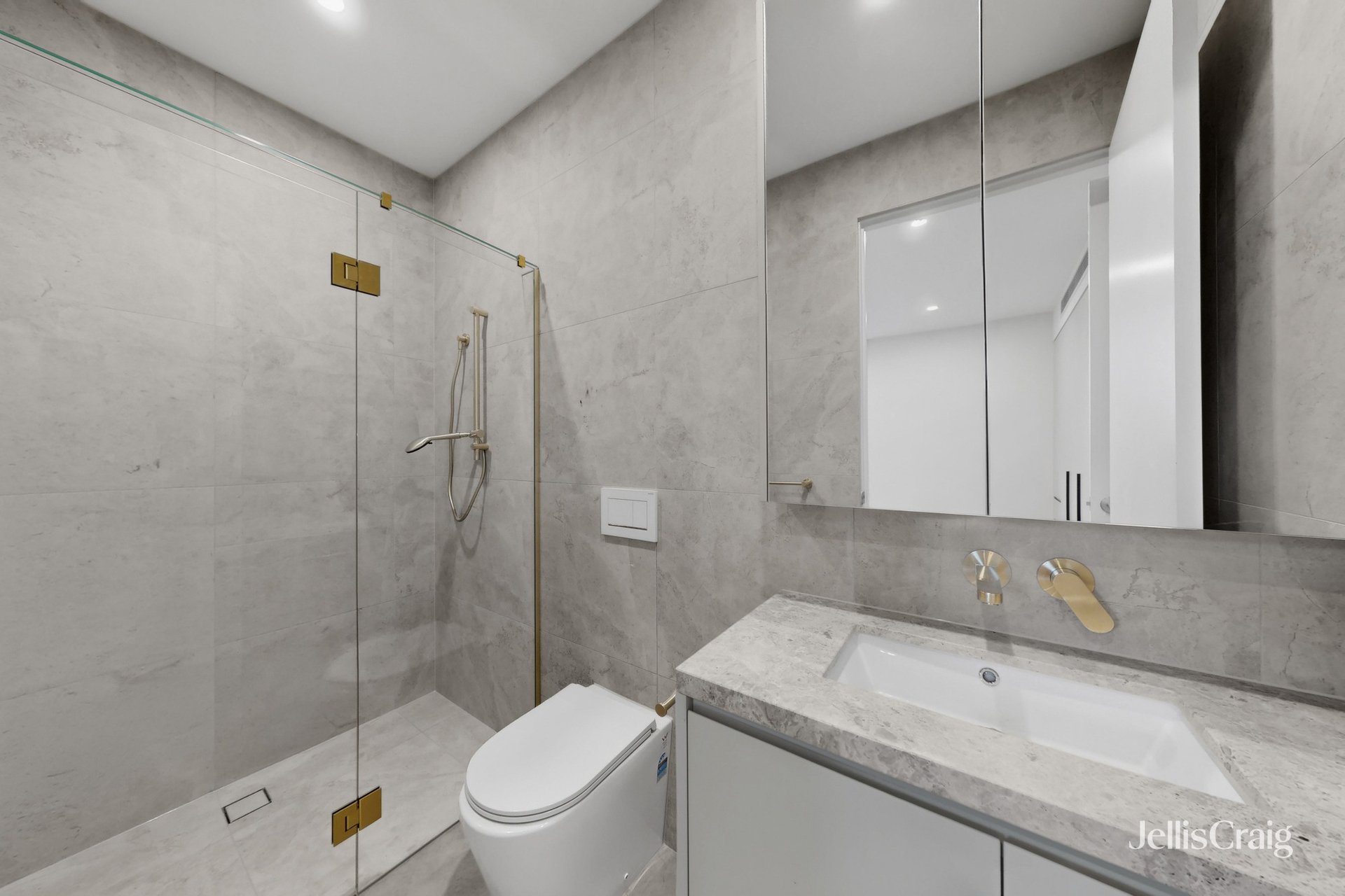 2/30 Whitehorse Road, Blackburn image 11