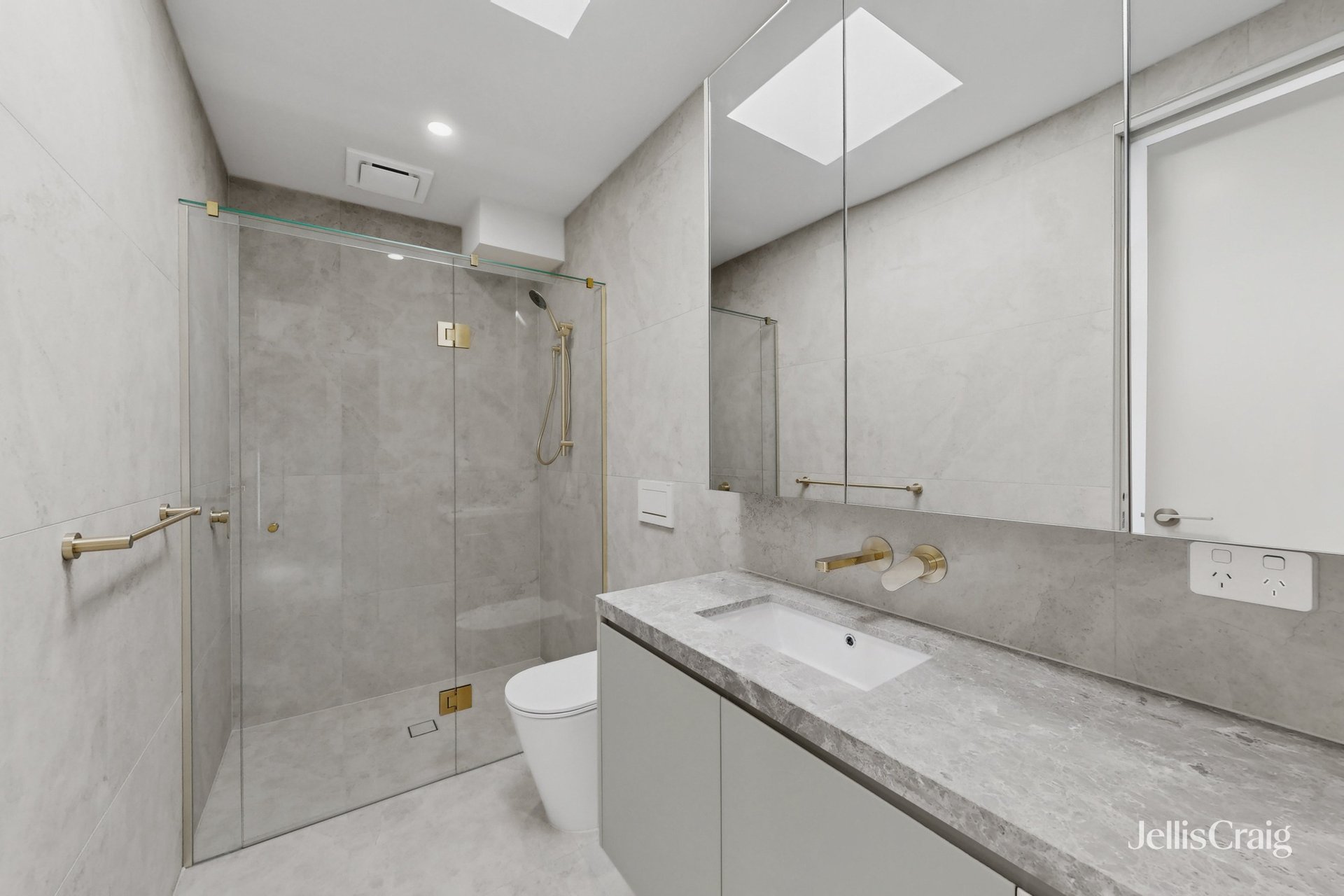 2/30 Whitehorse Road, Blackburn image 13