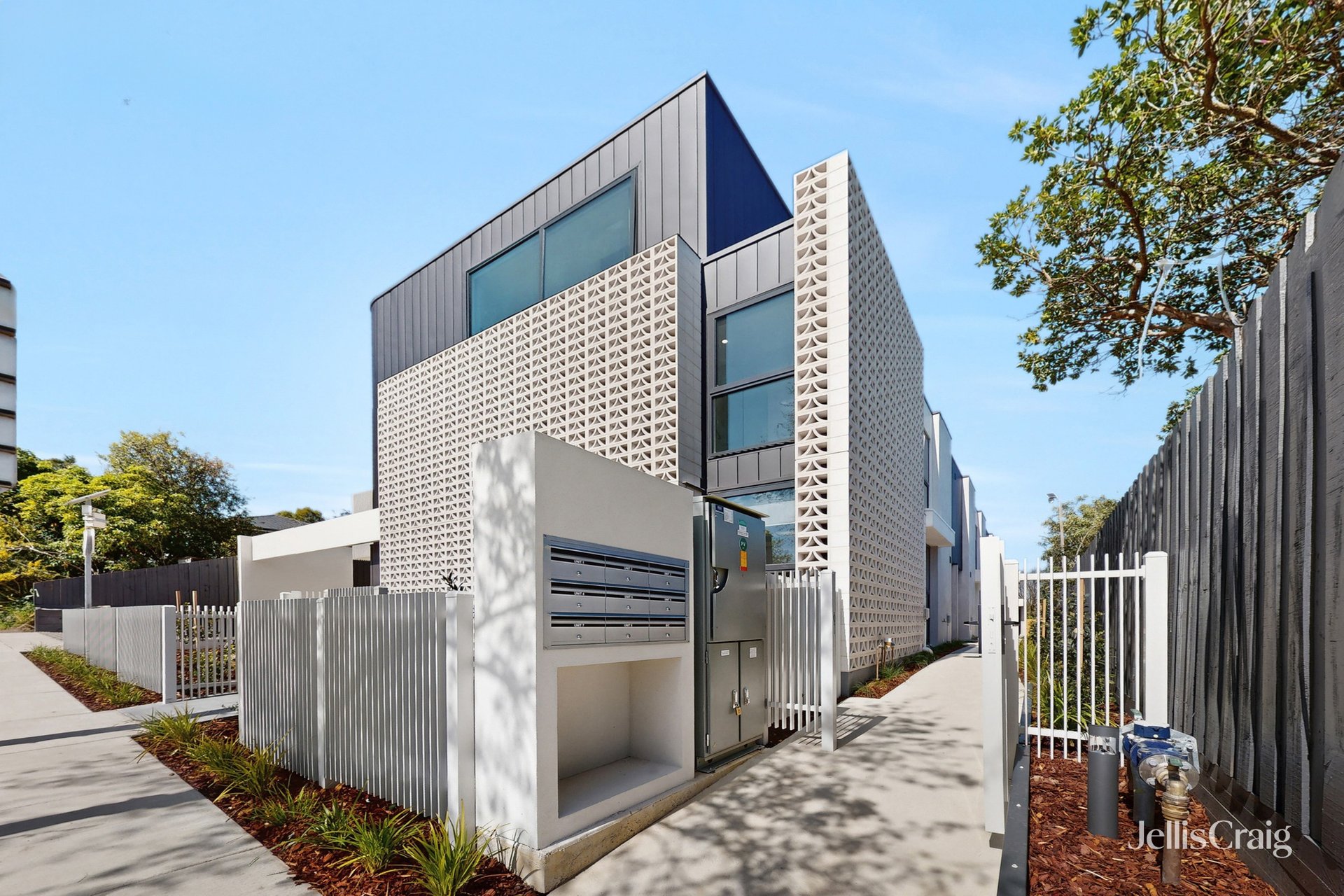 2/30 Whitehorse Road, Blackburn image 18