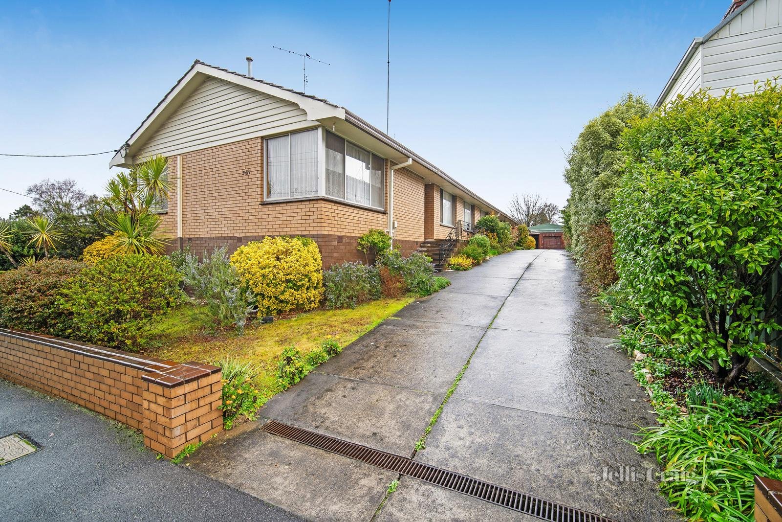 2/301 Havelock Street, Soldiers Hill image 2