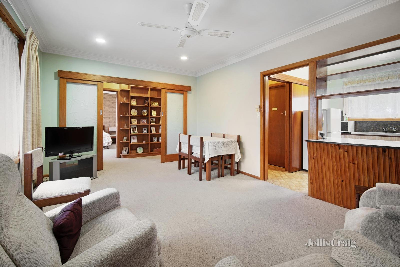 2/301 Havelock Street, Soldiers Hill image 3