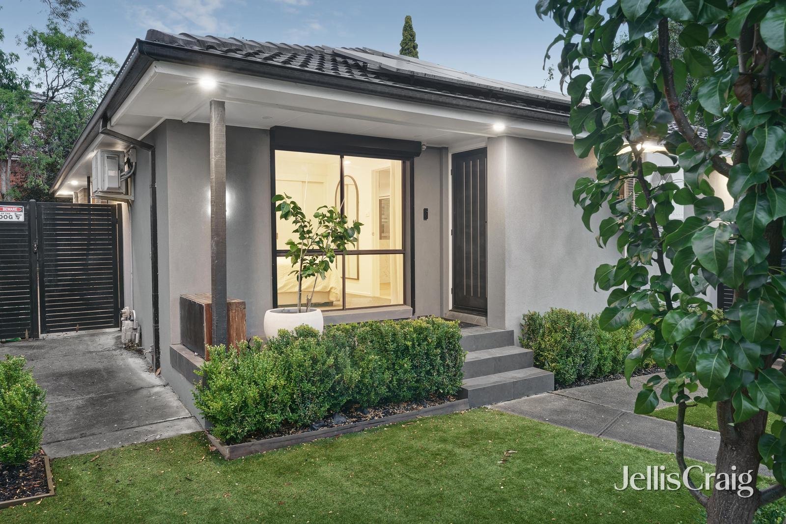 2/304 George Street, Doncaster image 1