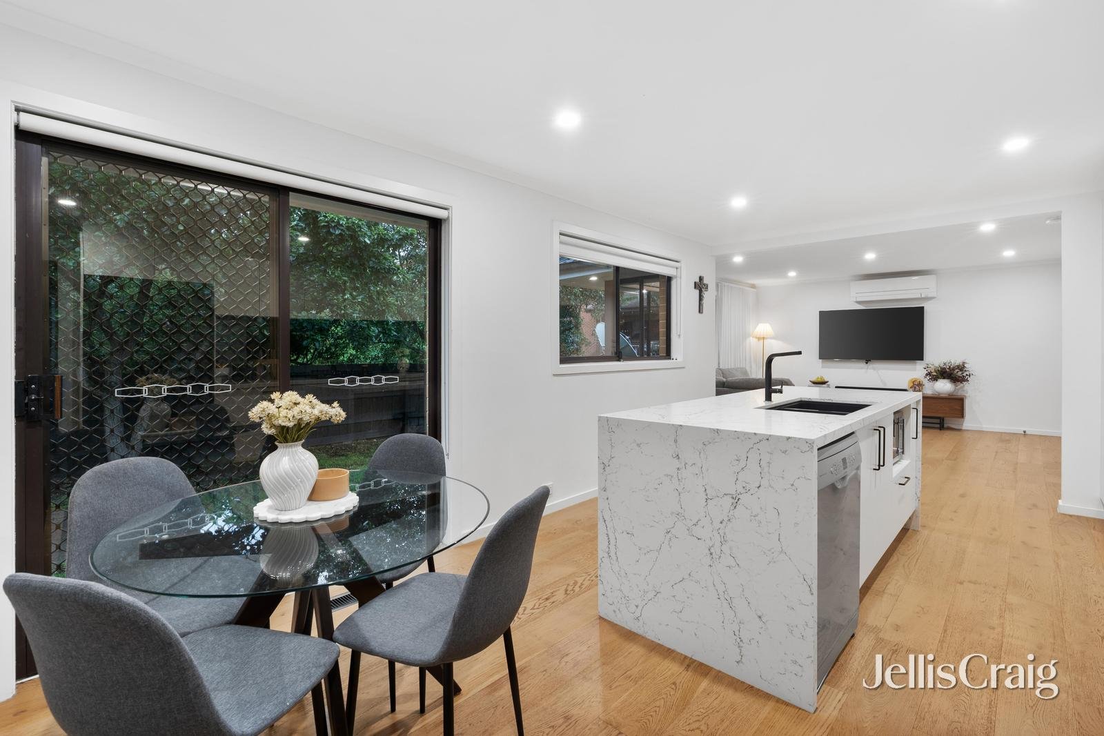 2/304 George Street, Doncaster image 6