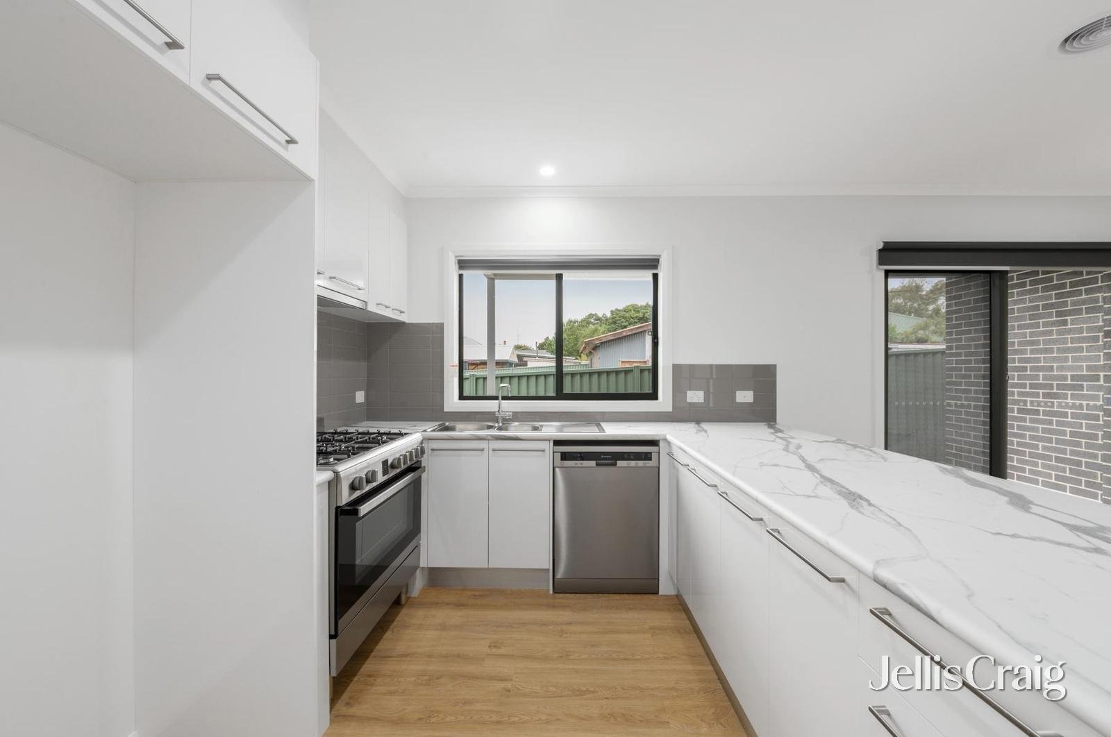 2/304 York Street, Ballarat East image 4