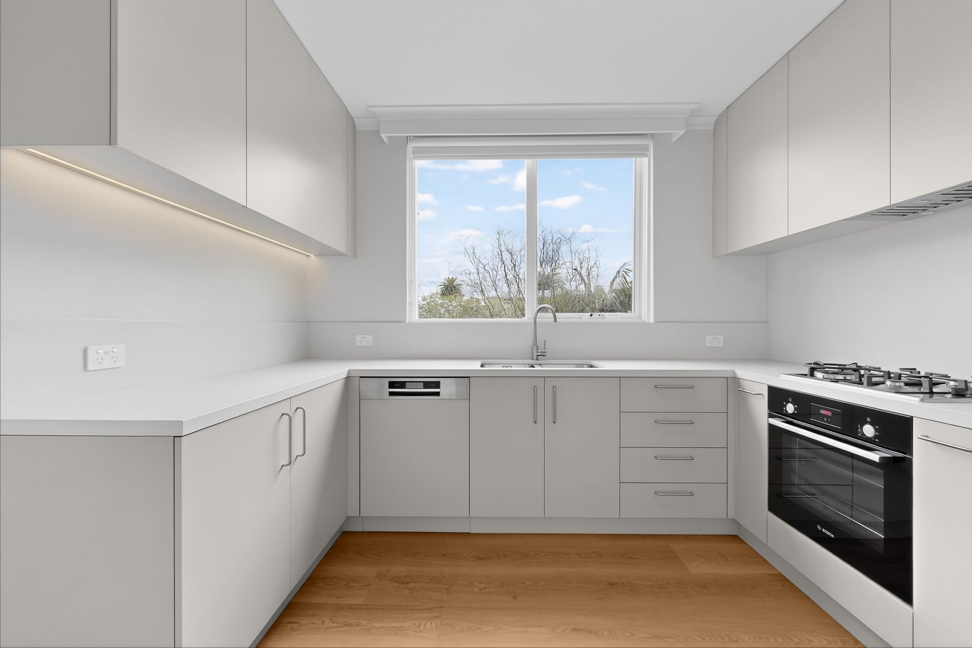 2/31 Beach Avenue, Elwood image 2