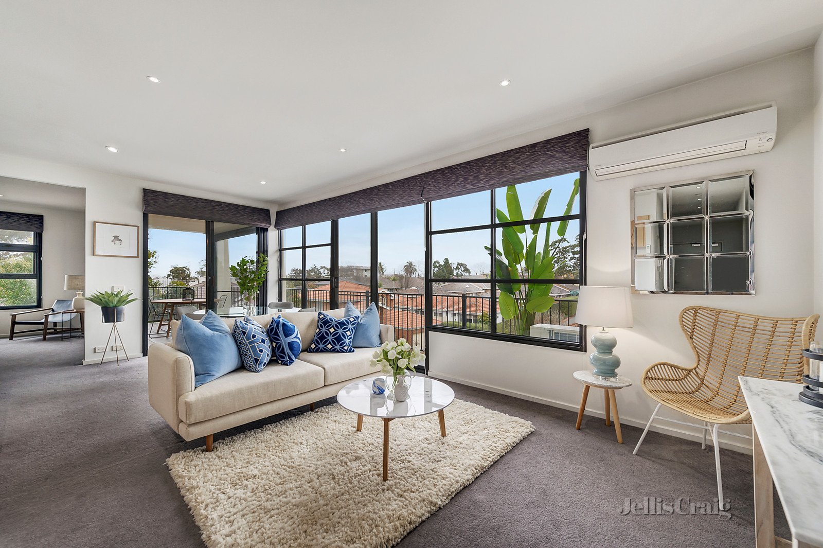 23/1 Conservatory Drive, Burwood image 1