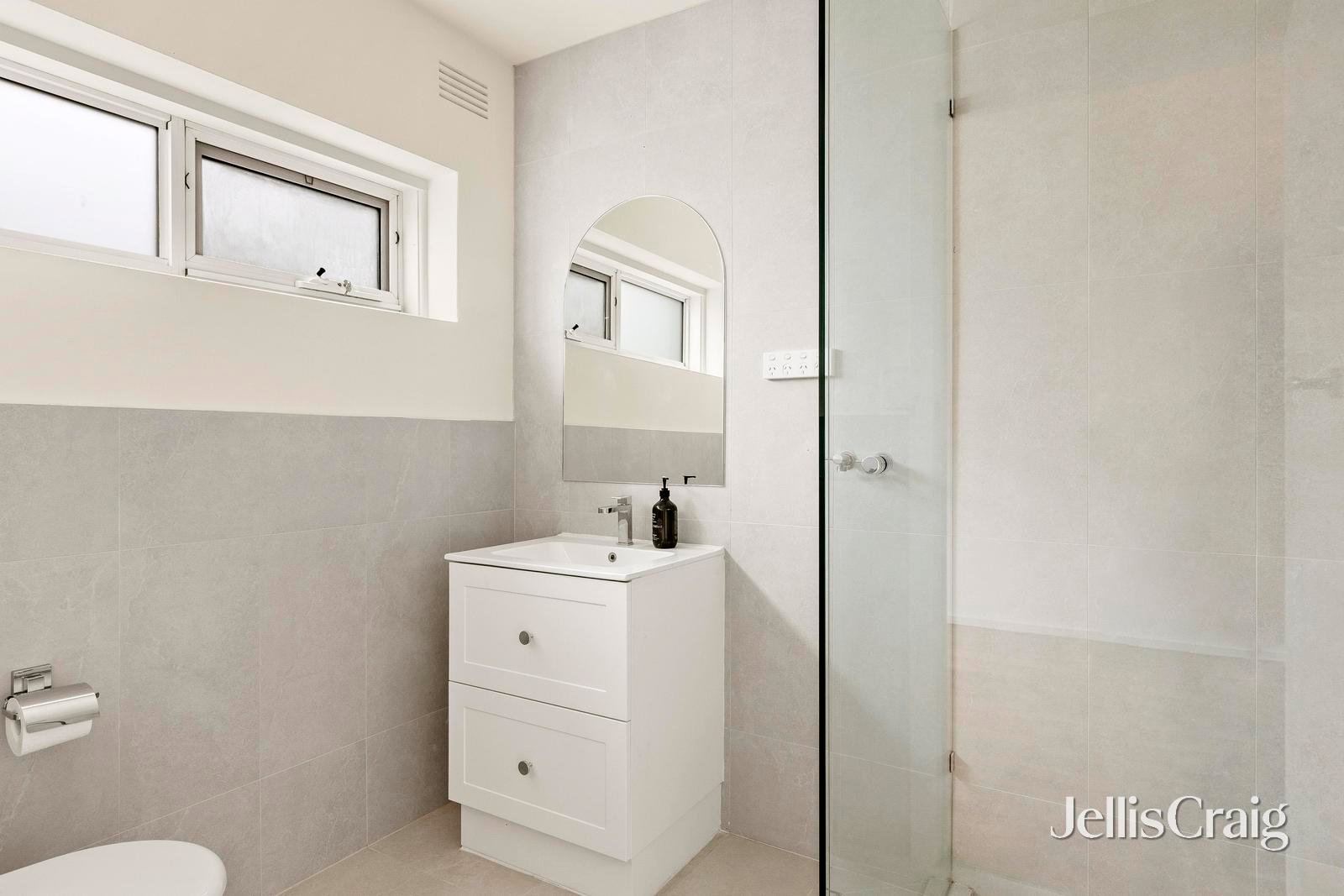 2/31 Emmaline Street, Northcote image 8