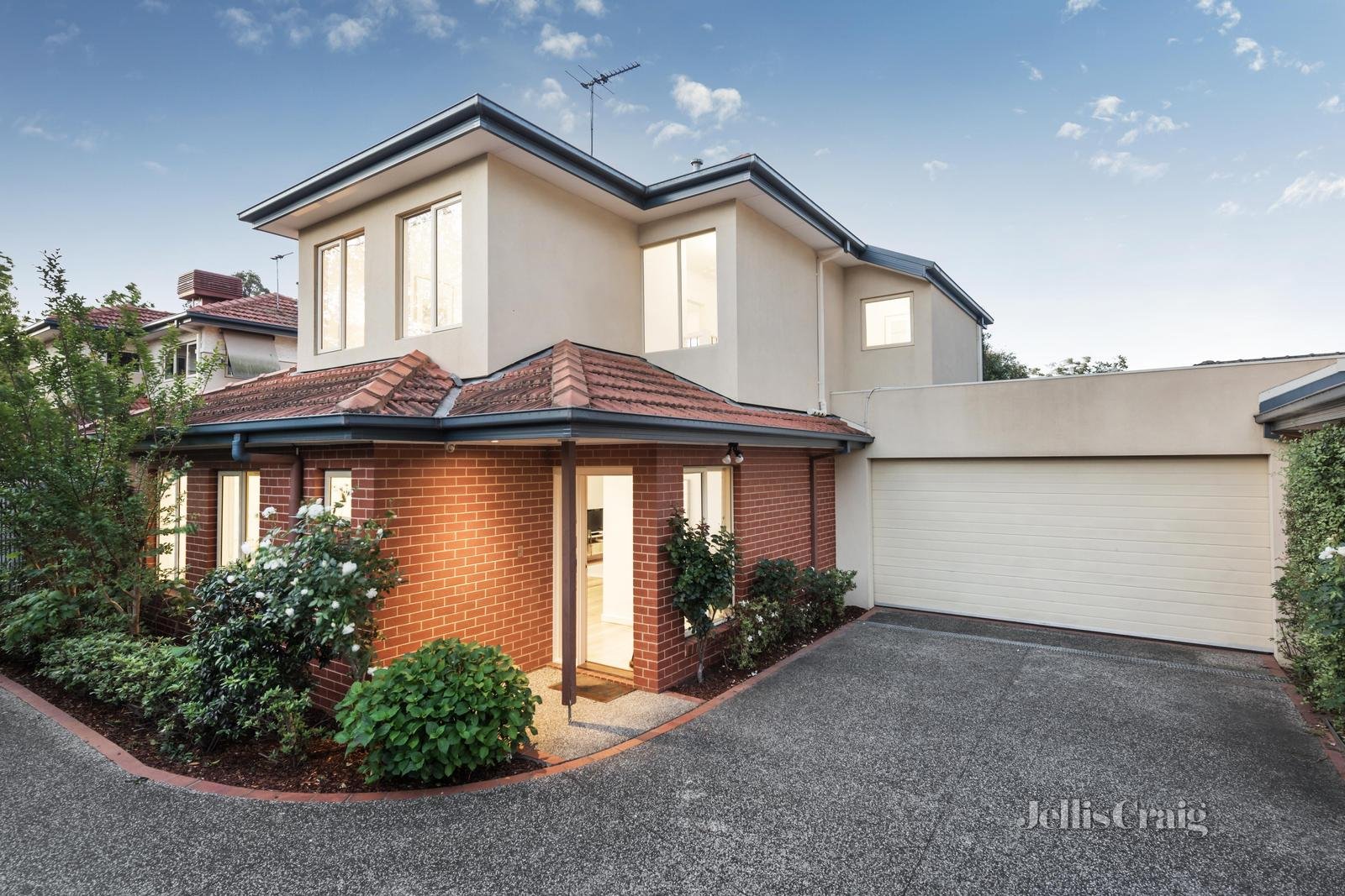 2/31 Kennealy Street, Surrey Hills image 1