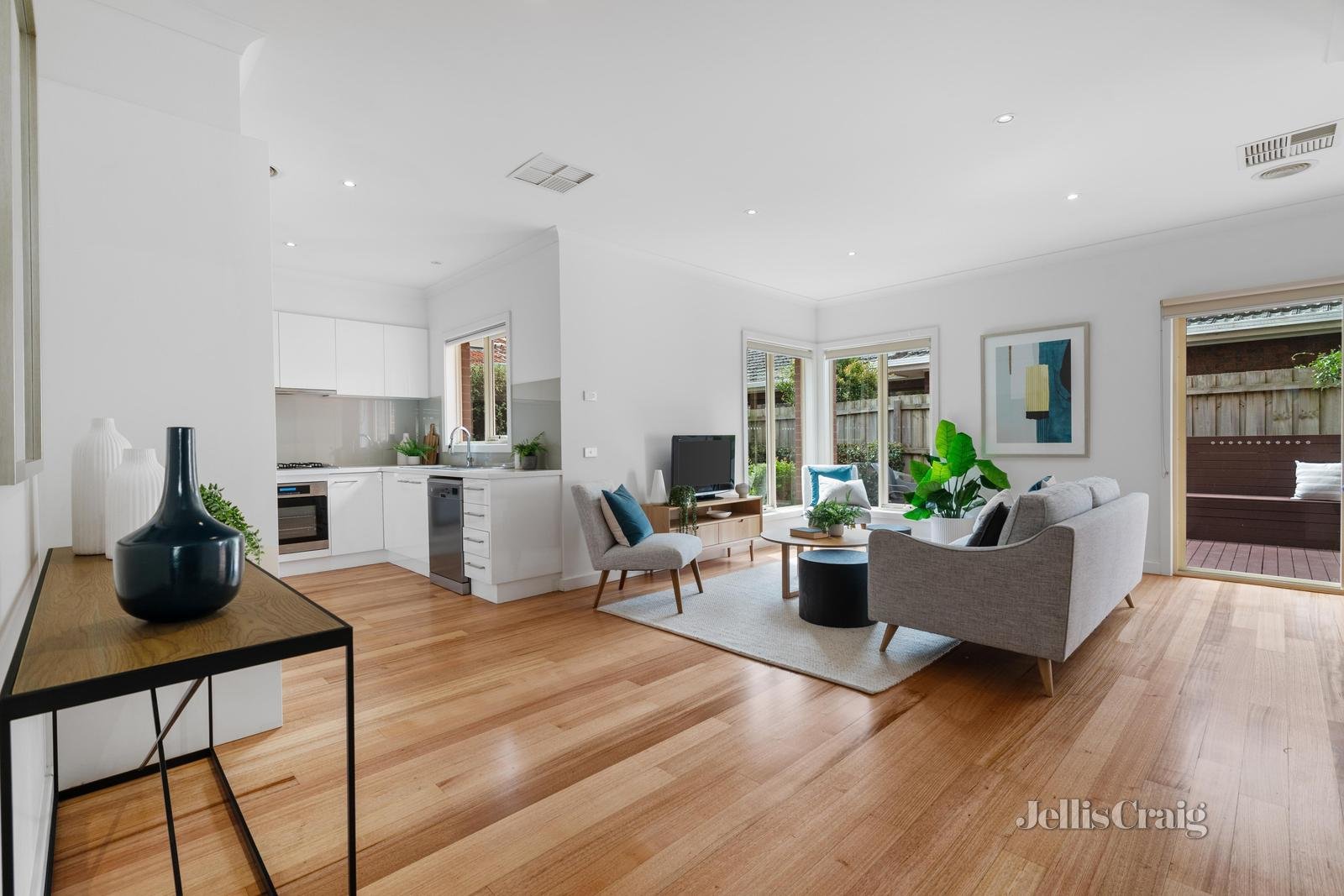 2/31 Kennealy Street, Surrey Hills image 2