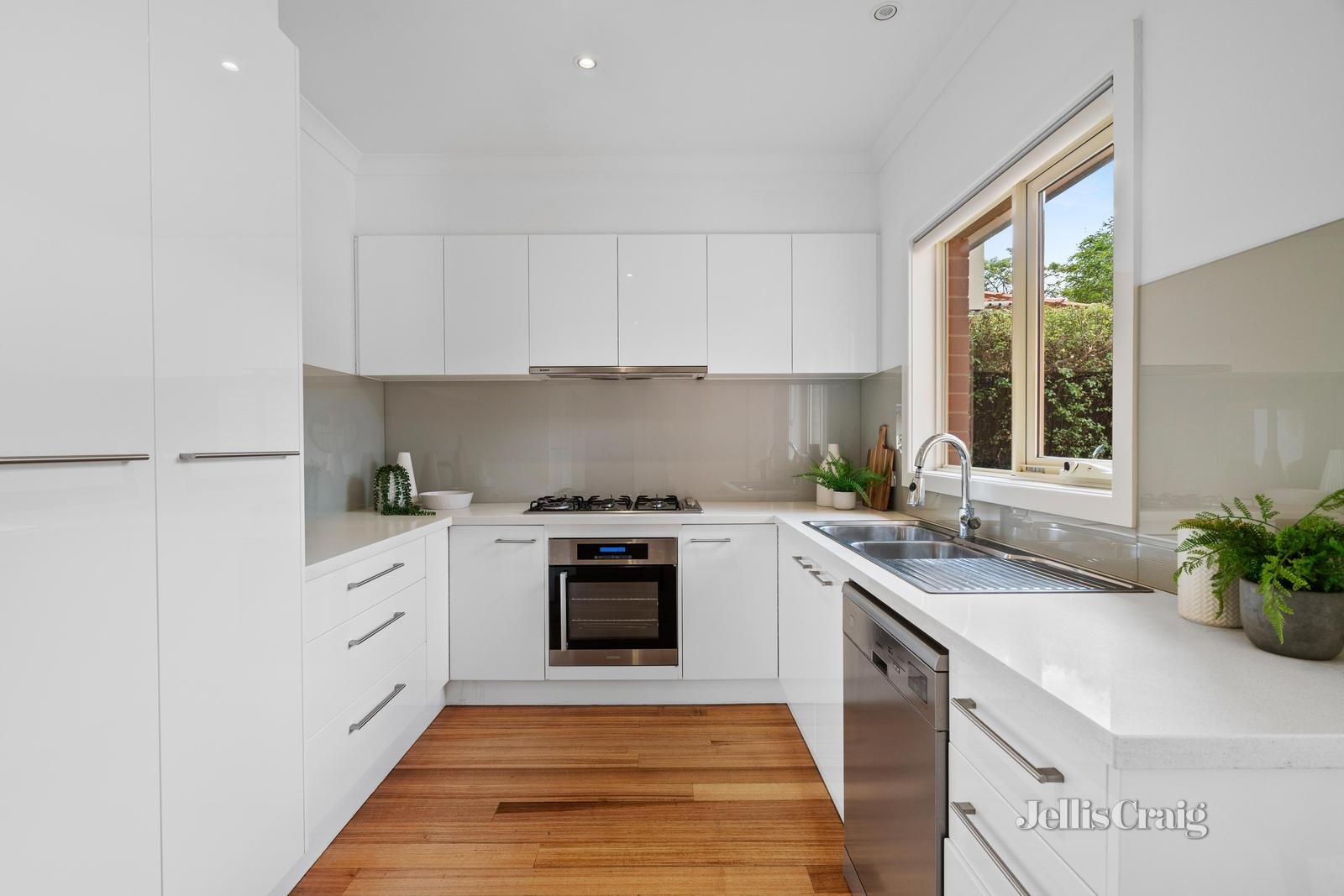 2/31 Kennealy Street, Surrey Hills image 3