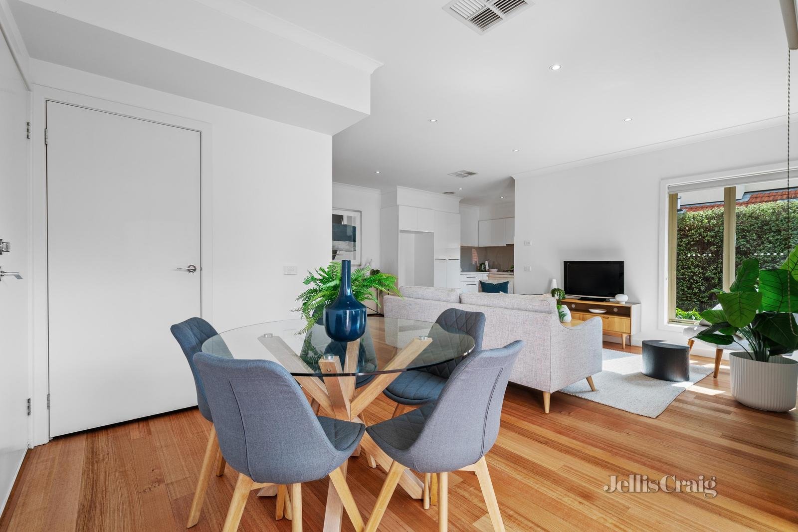 2/31 Kennealy Street, Surrey Hills image 5