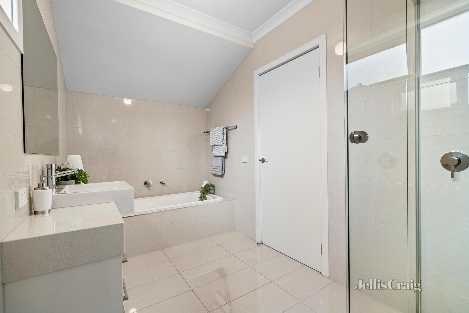 2/31 Kennealy Street, Surrey Hills image 10