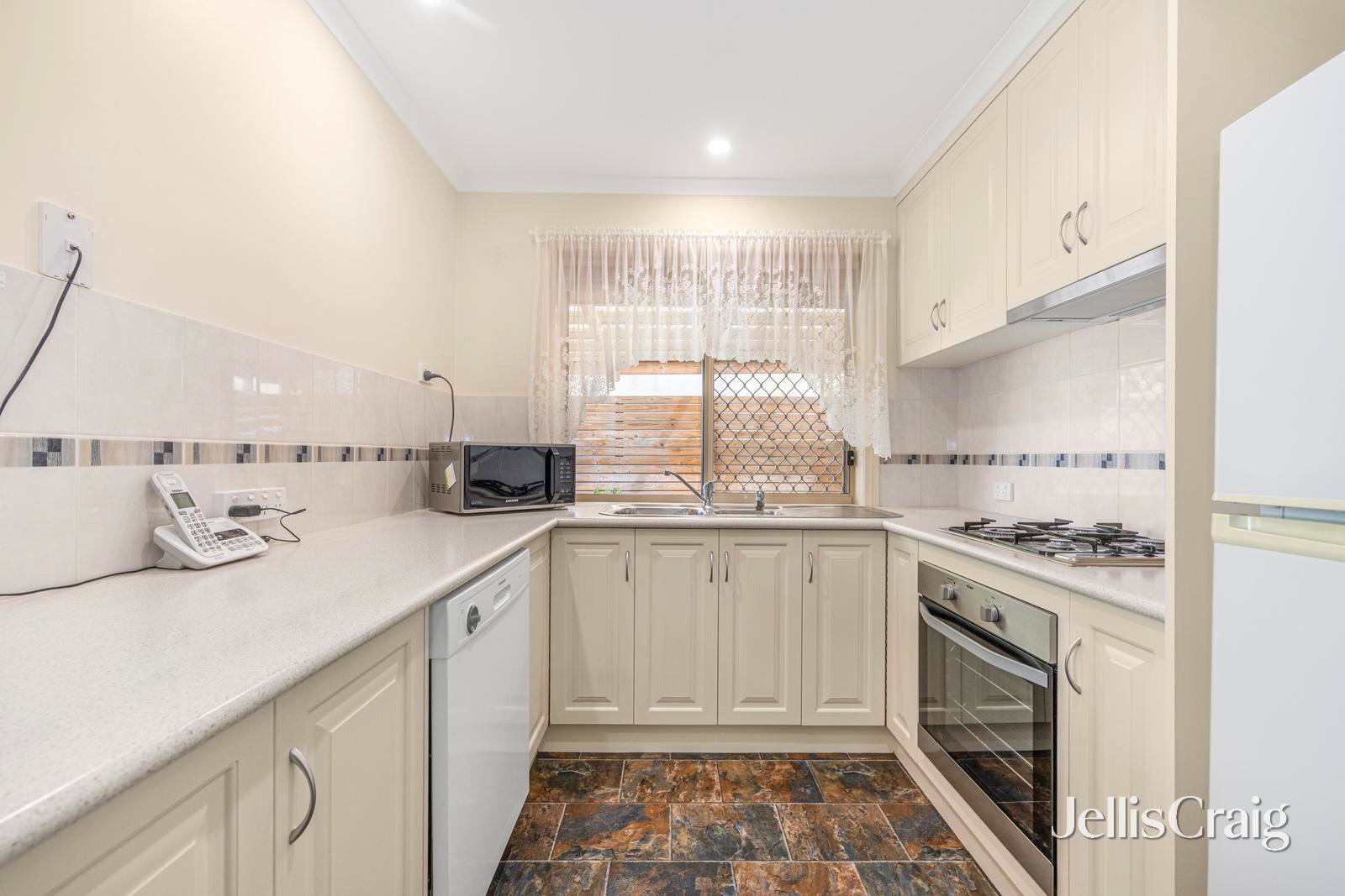 2/31 Kent Street, Sebastopol image 5