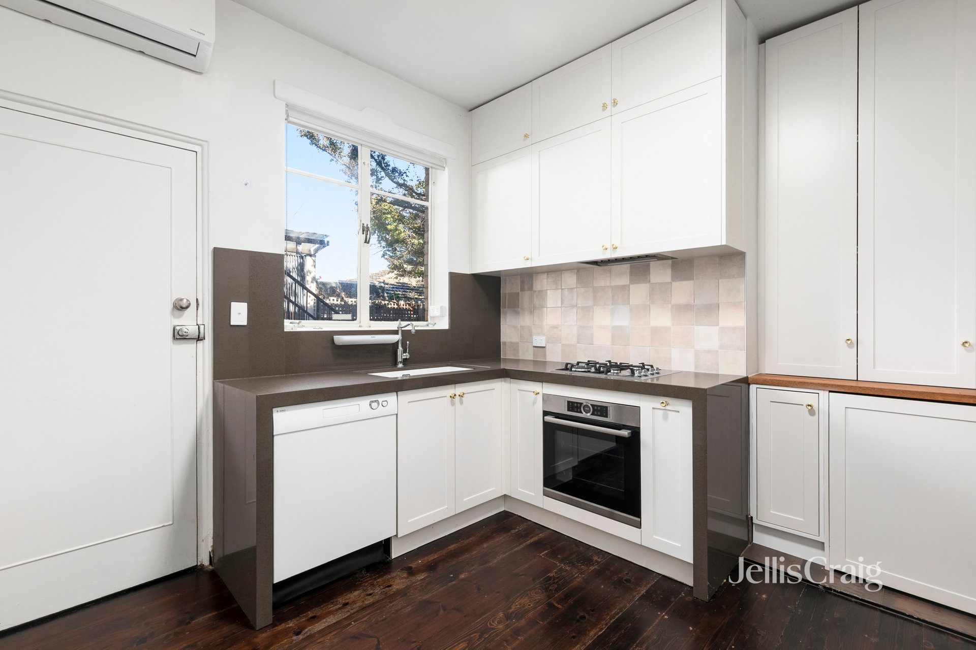 2/31 Mercer Road, Armadale image 2