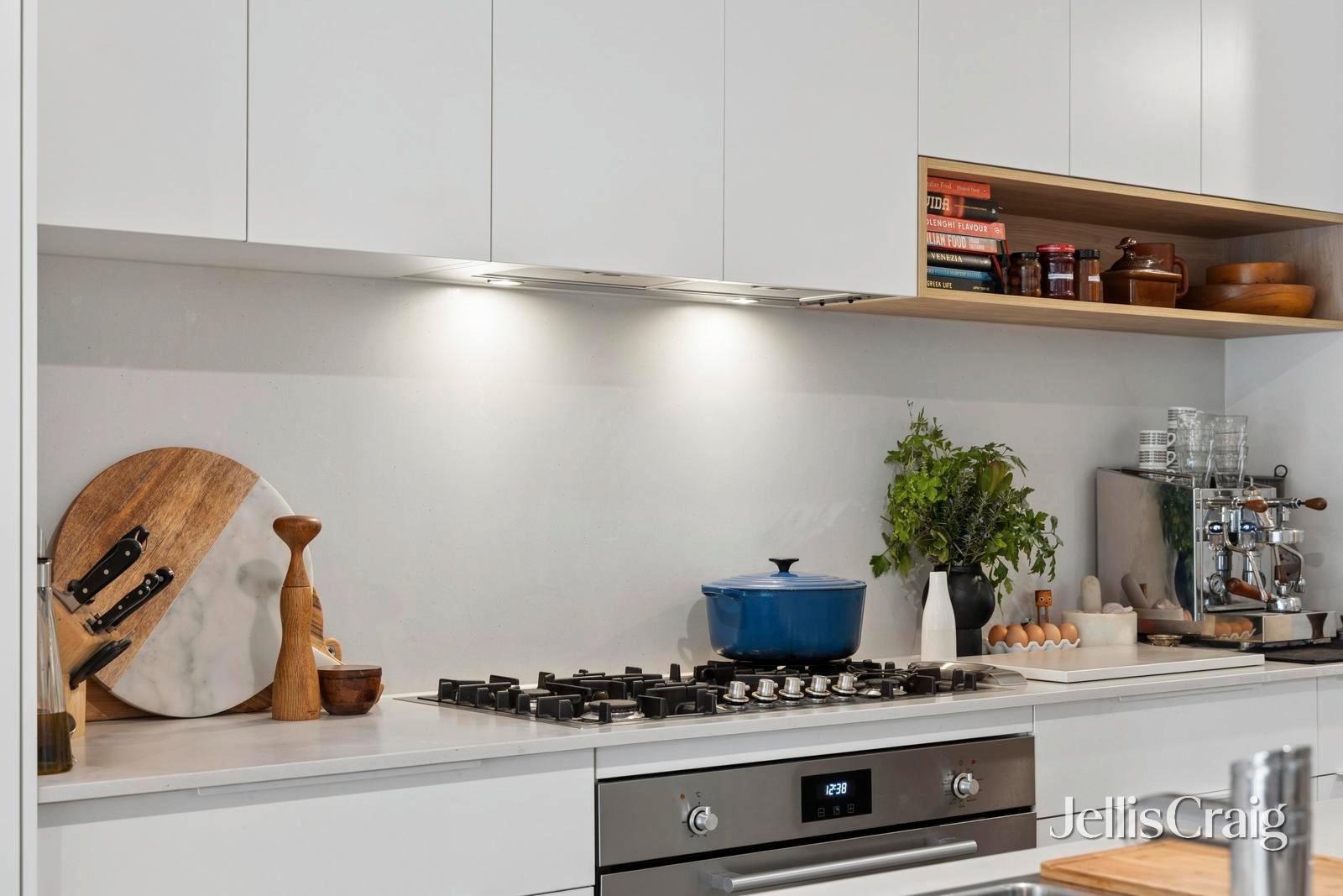 2/32 King Street, Daylesford image 5