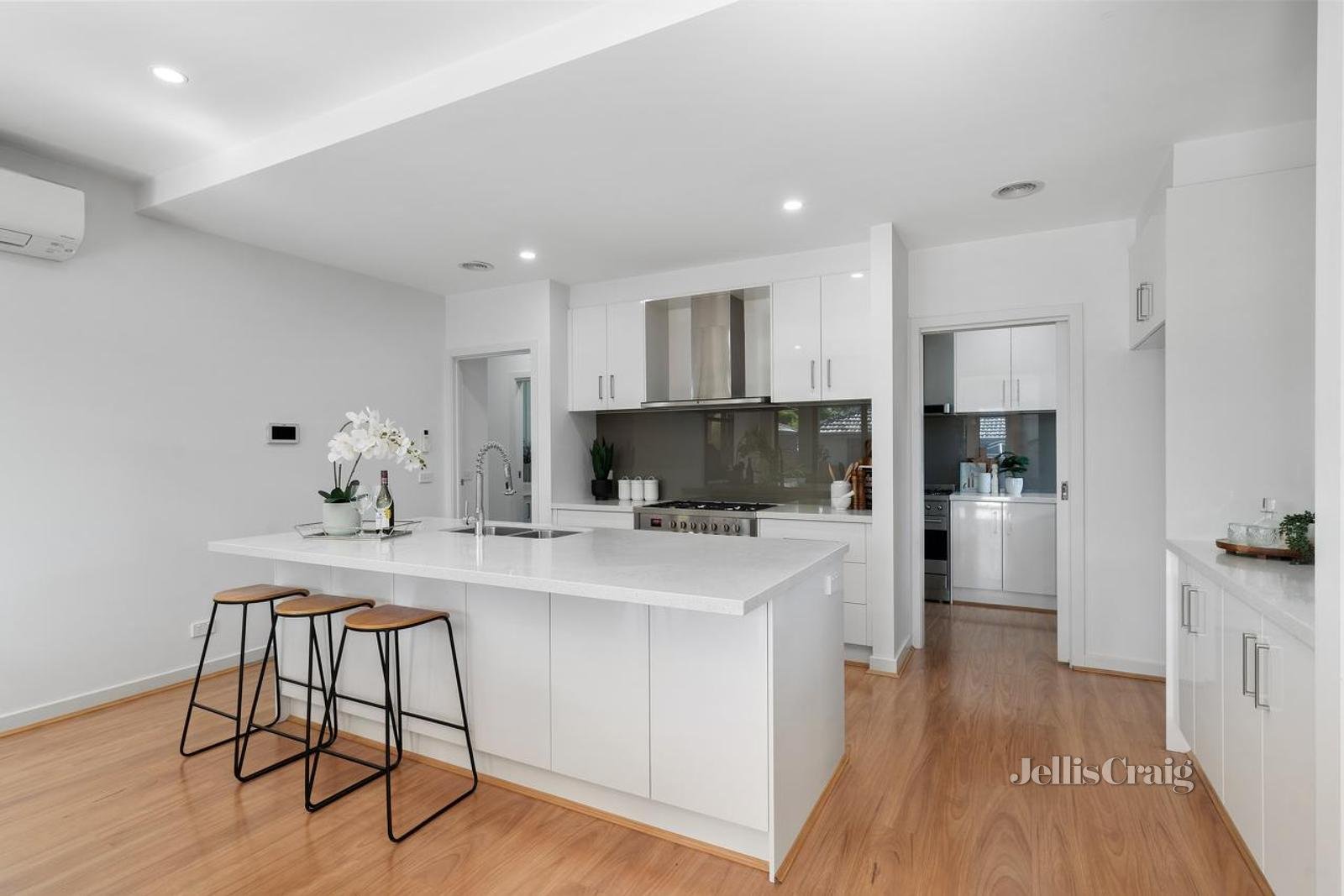2/322 Waverley Road, Mount Waverley image 4