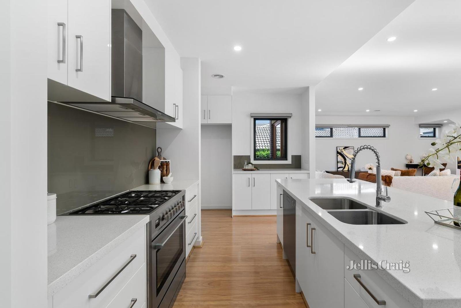 2/322 Waverley Road, Mount Waverley image 5